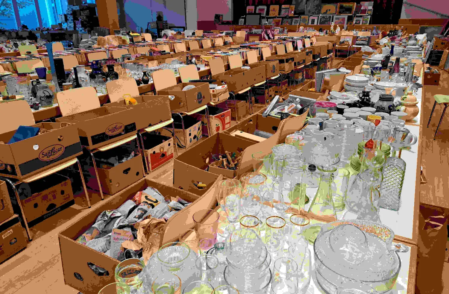 Tierschutz Franziskus - Flohmarkt Vielfalt an Materialien und Dekorationsstücken